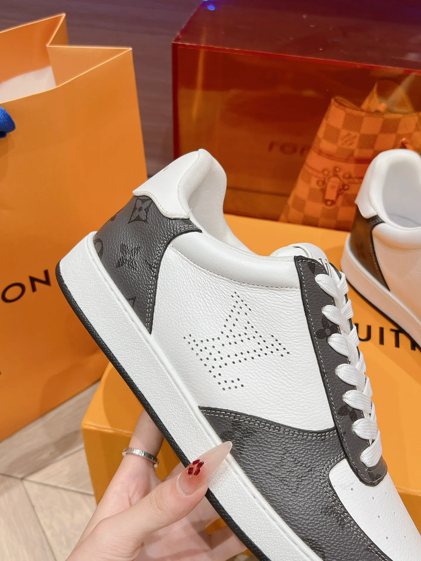 👟👟Ex-factory price 680👟👟 LV new white shoes men's letter series letter color matching pure cowhide 3D printed breathable holes men's casual business travel shoes👟full of comfort Size number: 39-45